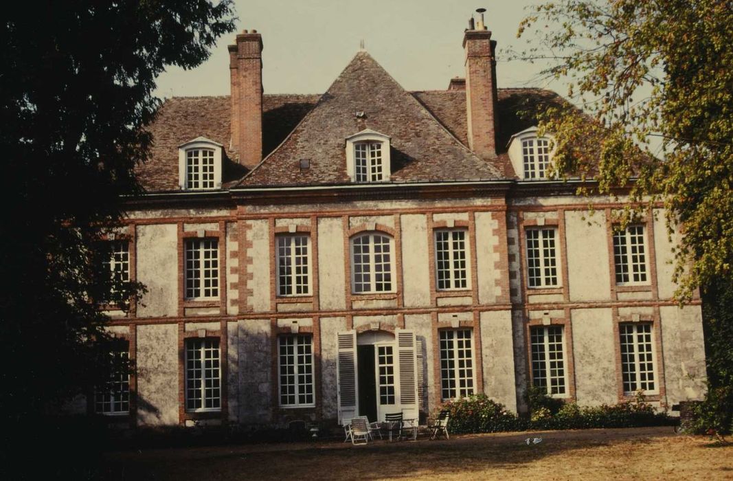 Ancien hôpital Saint-Jean : Façade nord-est, vue générale