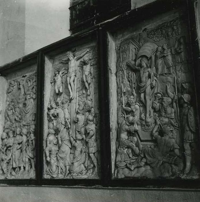 Eglise Saint-Georges : Retable (retable à panneau compartimenté) : le Christ au Jardin des oliviers, le Baiser de Judas, la Crucifixion, la Résurrection du Christ