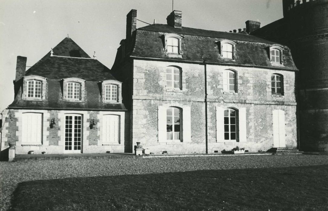 Château : Pavillon d’angle situé en retrait de l’aile nord, vue générale