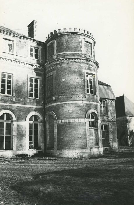 Château : Tour d’angle sud-ouest, vue générale