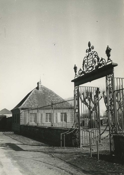 Château de la Hallière : Grille d’accès nord, vue générale