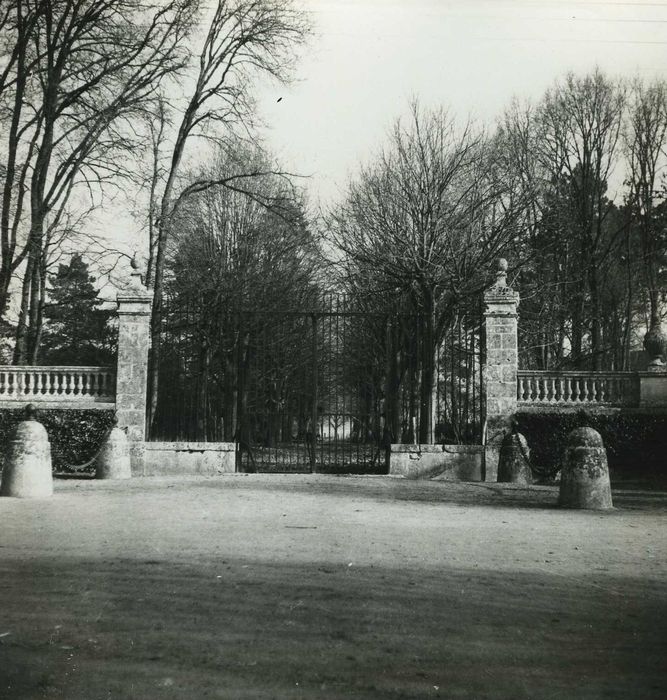 Château : Grilles d’accès nord-est, vue générale