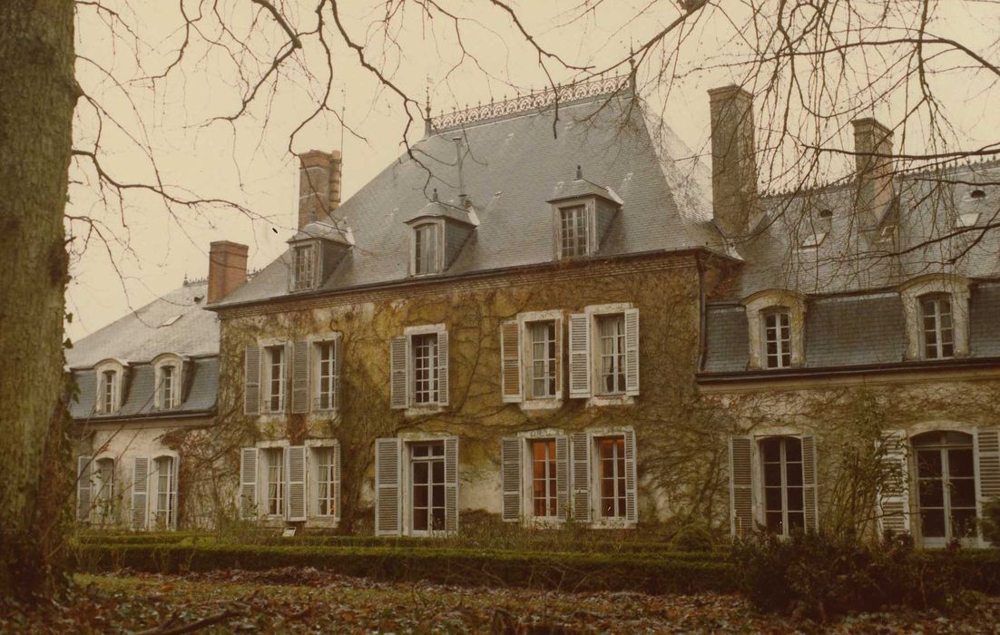 Château de la Touche-Hersant : Façade ouest, vue partielle