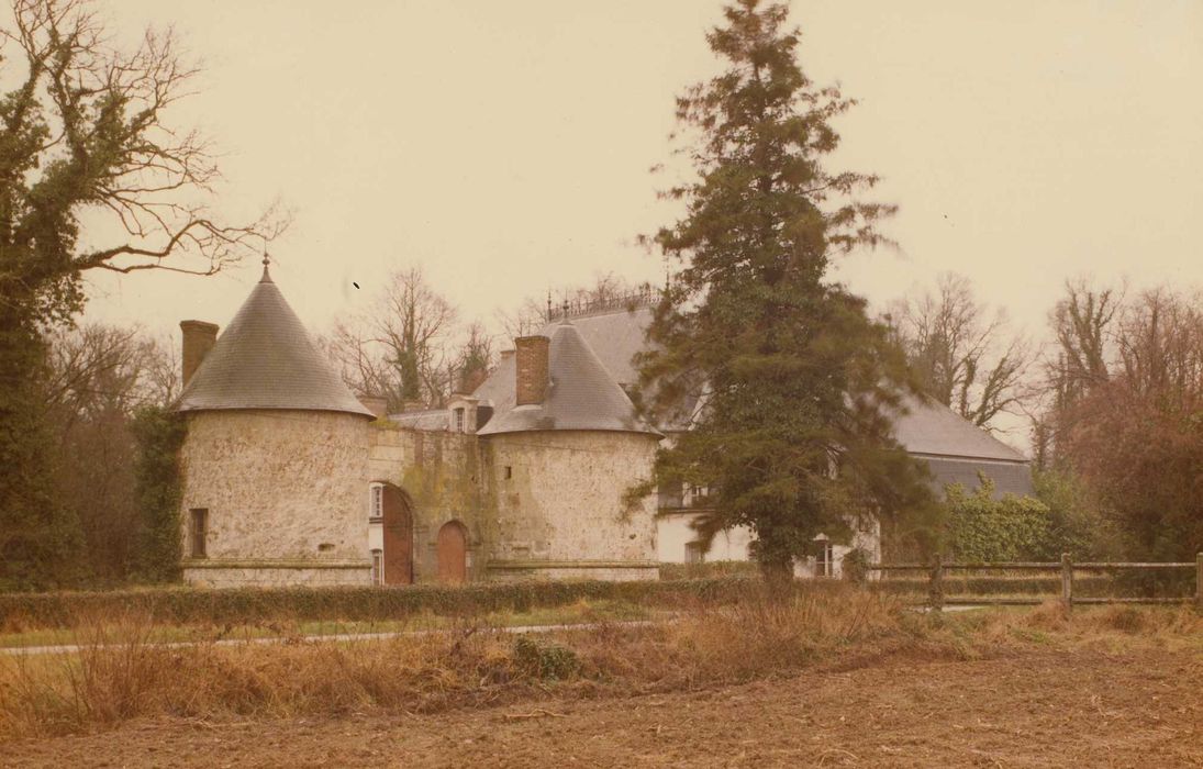 Château de la Touche-Hersant : Porterie, ensemble nord, vue générale