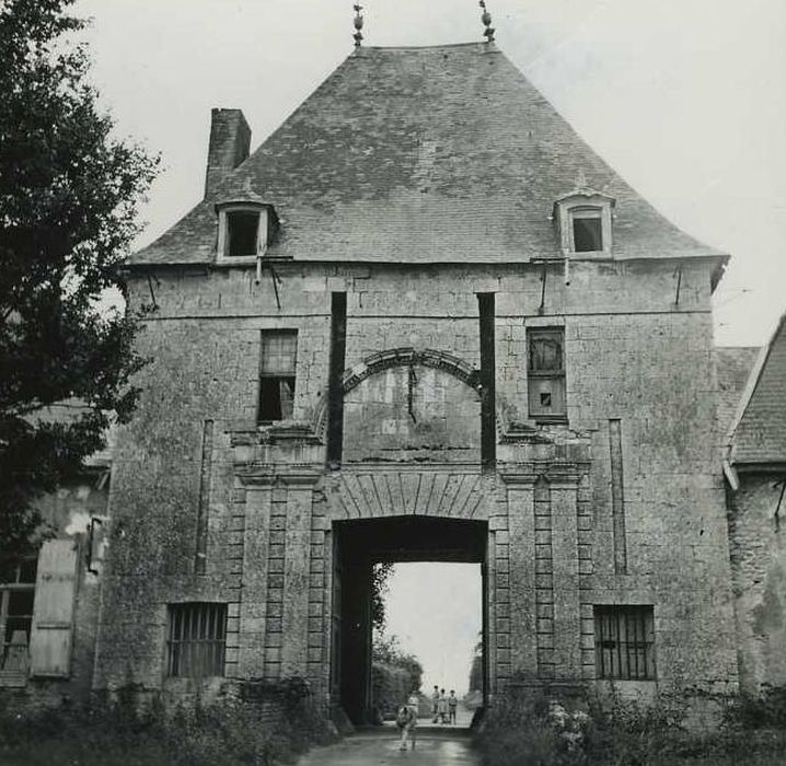 Château de Goury : Porterie, élévation nord, vue générale