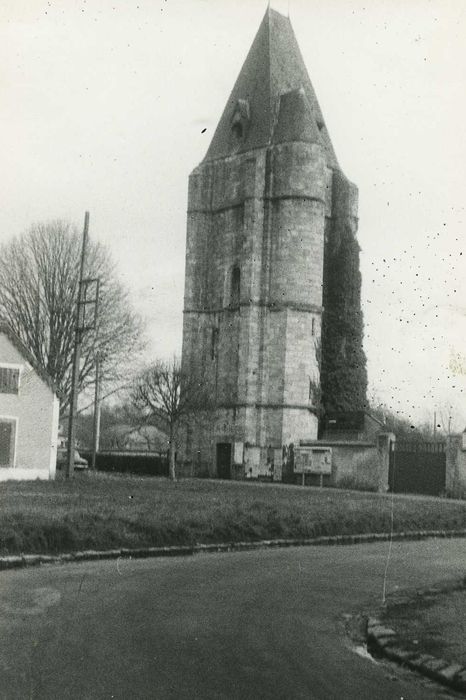 Tour de l'ancienne église dite Le Pilori : Vue générale