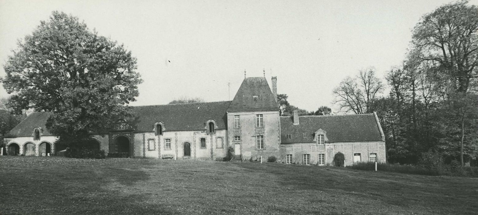 Château : Communs, aile est, façade ouest, vue générale