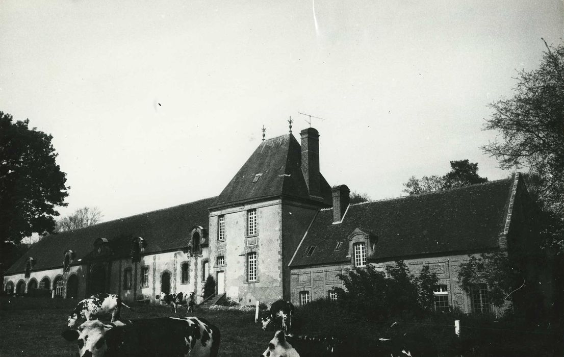 Château : Communs, aile est, façade ouest, vue générale