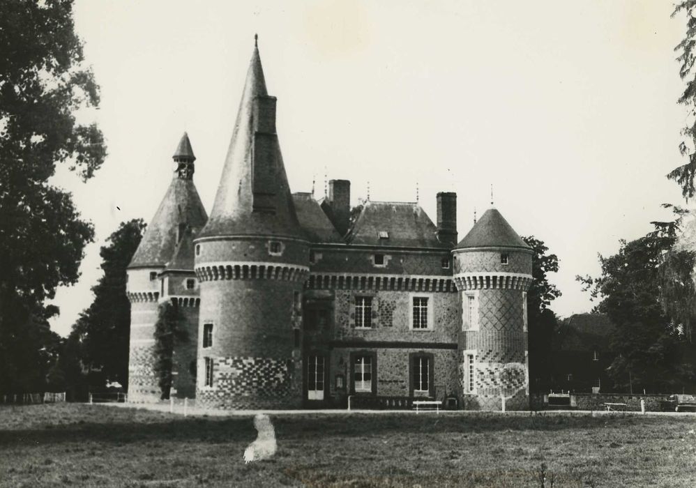 Château : Façade est, vue générale