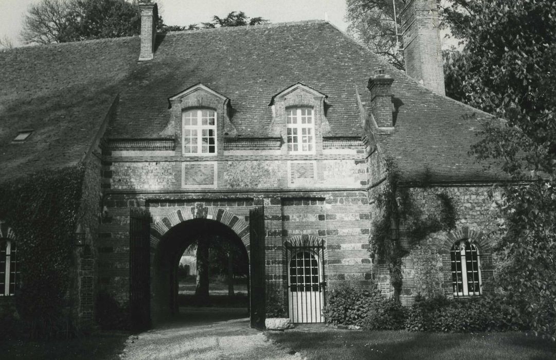 Château : Communs, passage entre la cour du château et le bourg, vuegénérale