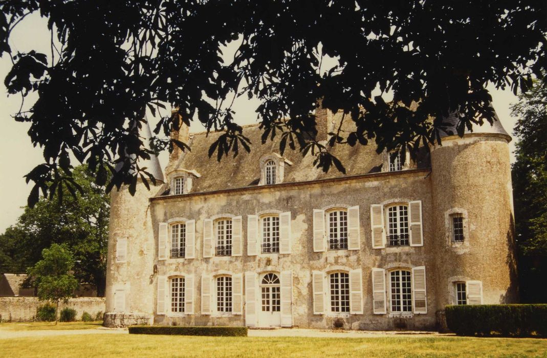 Château de Villebeton : Façade ouest, vue générale