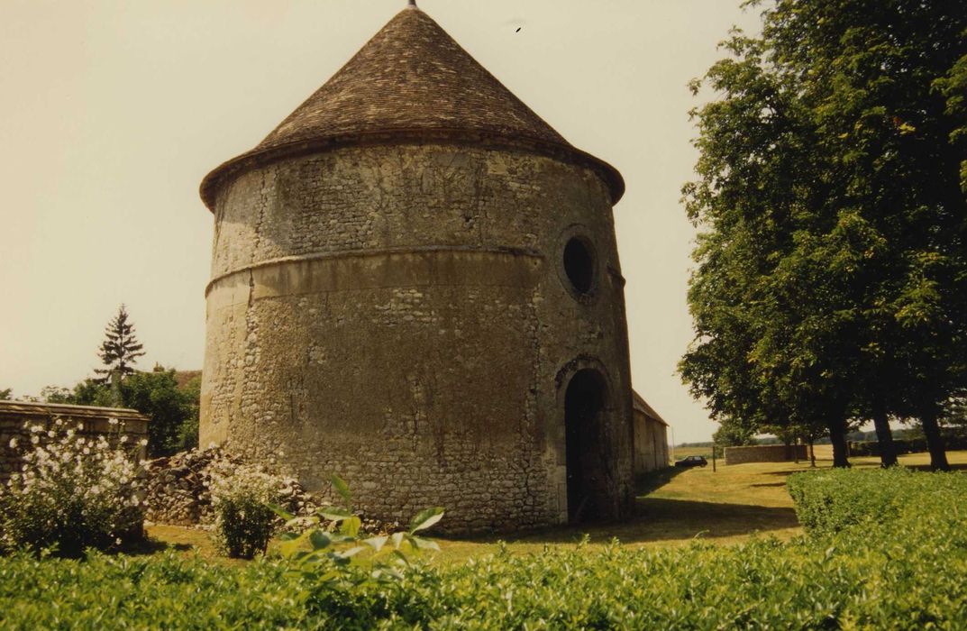 Château de Villebeton : Pigeonnier, vue générale