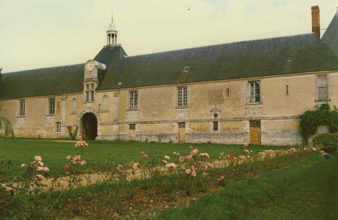 Château de Moléans : Communs, façade ouest, vue partielle