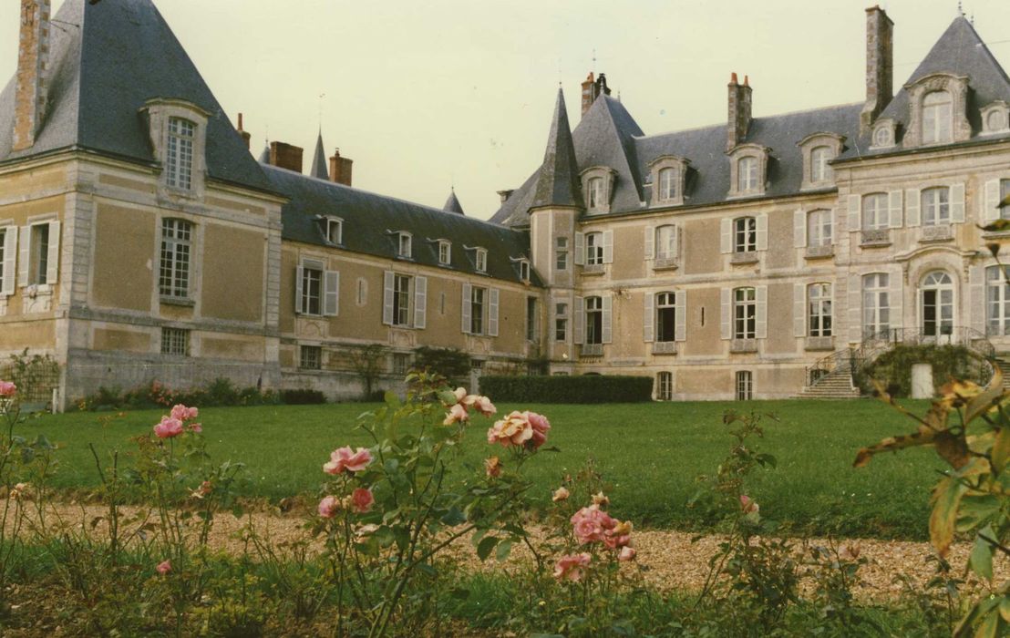 Château de Moléans : Façades sud et est sur la cour d’honneur, vue partielle