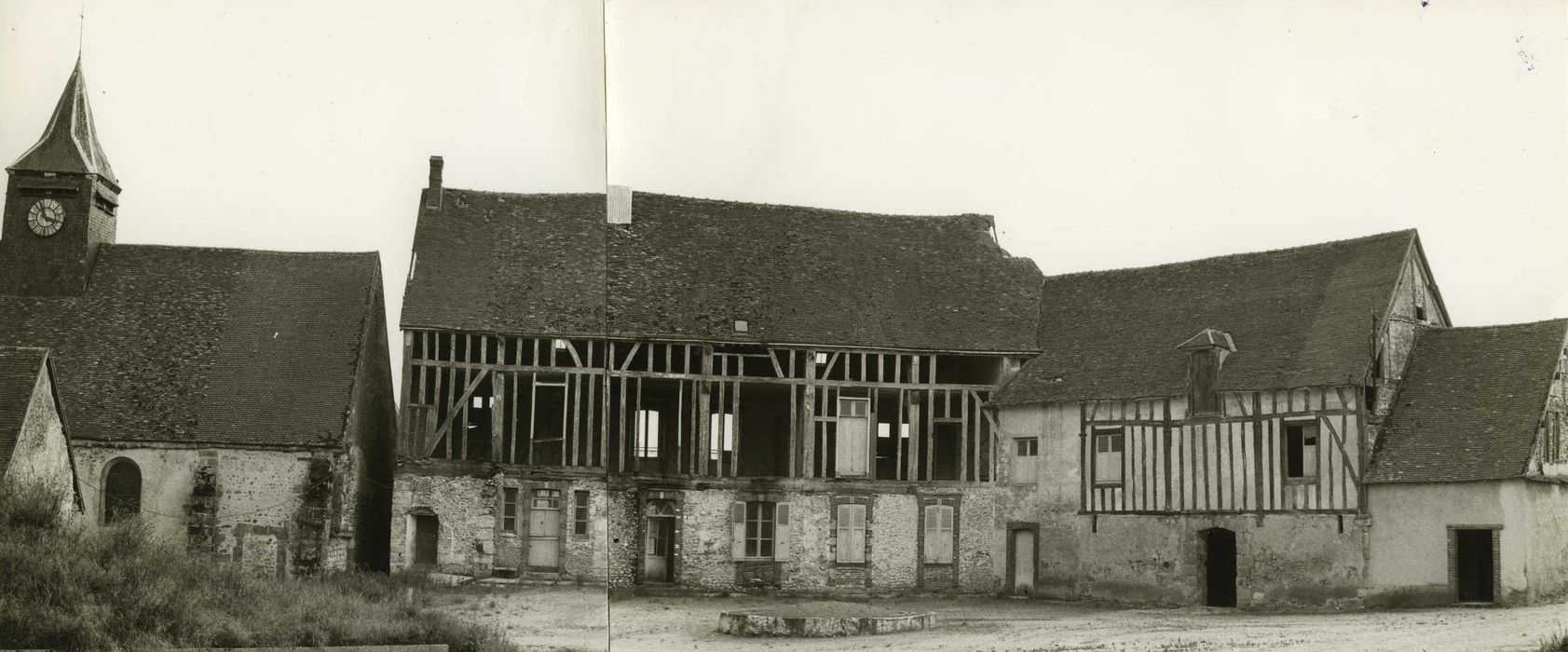 Eglise Saint-Léger : Cour intérieure, ensemble nord-est, vue générale