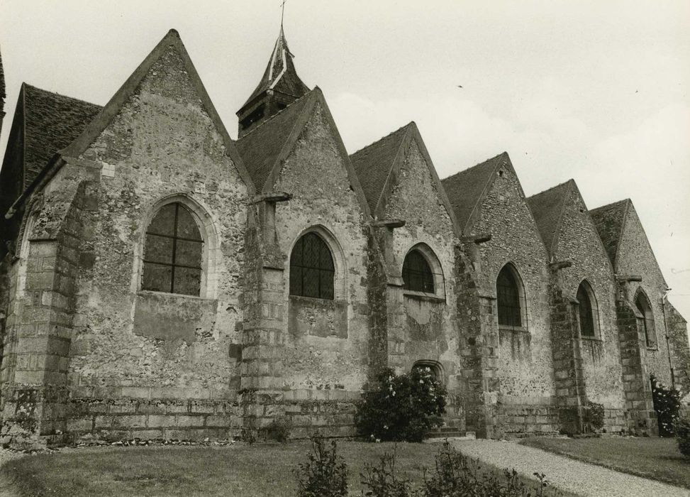 Église Saint-Léger : Façade latérale sud, vue générale