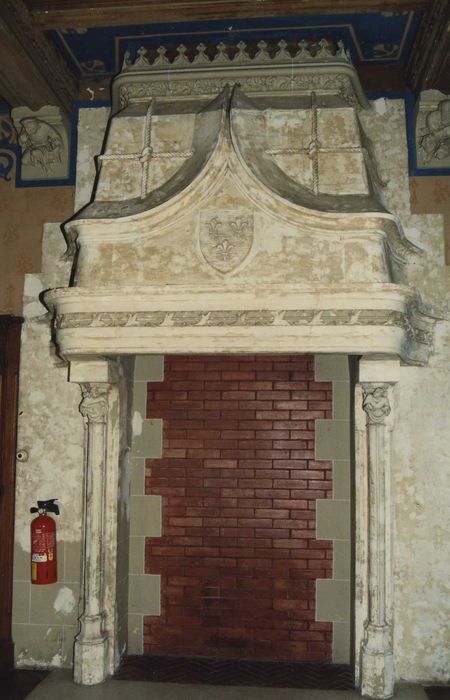 Château : Salle à manger, cheminée monumentale, vue générale