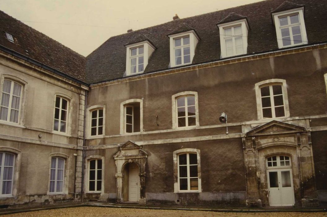 Hôpital-hospice (ancien Hôtel-Dieu) : Cour d’honneur, aile nord, façade nord, vue partielle