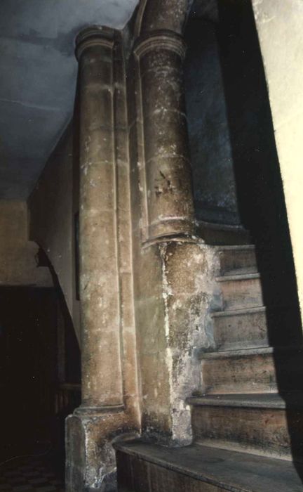 Immeuble ou maison Coulon (anciennement dite de l'Ecu de Bretagne) : Escalier, détail du mur d’échiffre