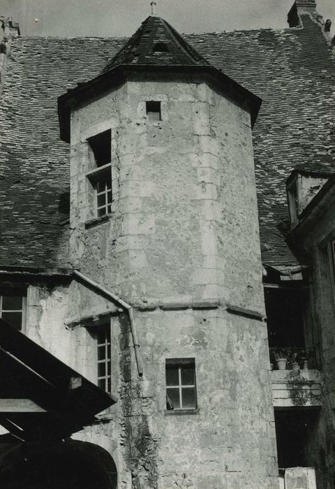 Maison : Cour intérieure, tour d’escalier, vue partielle