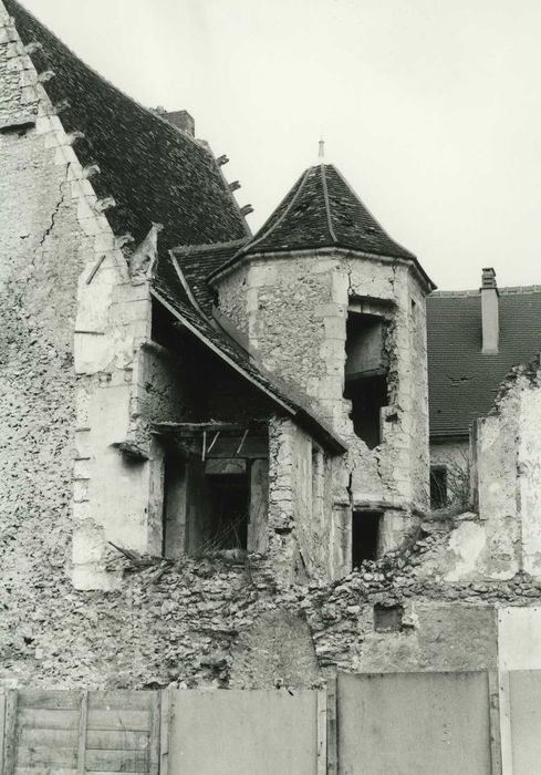 Maison : Cour intérieure, tour d’escalier, vue partielle