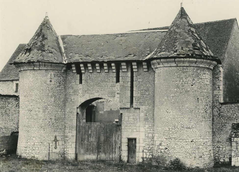 Ancienne abbaye du Bois : Portail est, vue générale