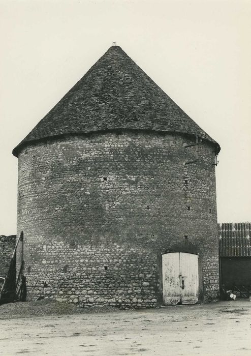 Ancienne abbaye du Bois : Pigeonnier, vue générale