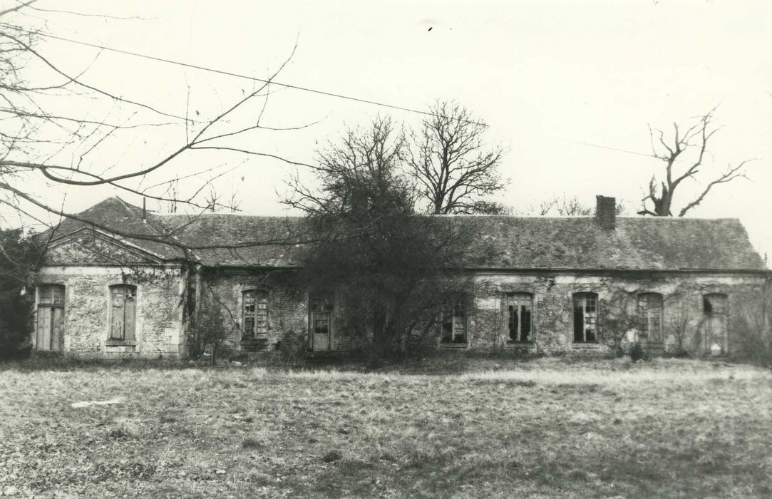 Château de la Brosse : Communs, aile nord, façade sud, vue générale