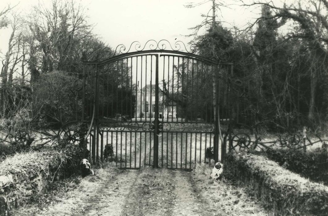 Château de la Brosse : Grille d’honneur ouest, vue générale