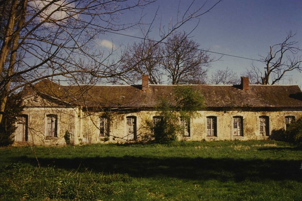 Château de la Brosse : Communs, aile nord, façade sud, vue générale