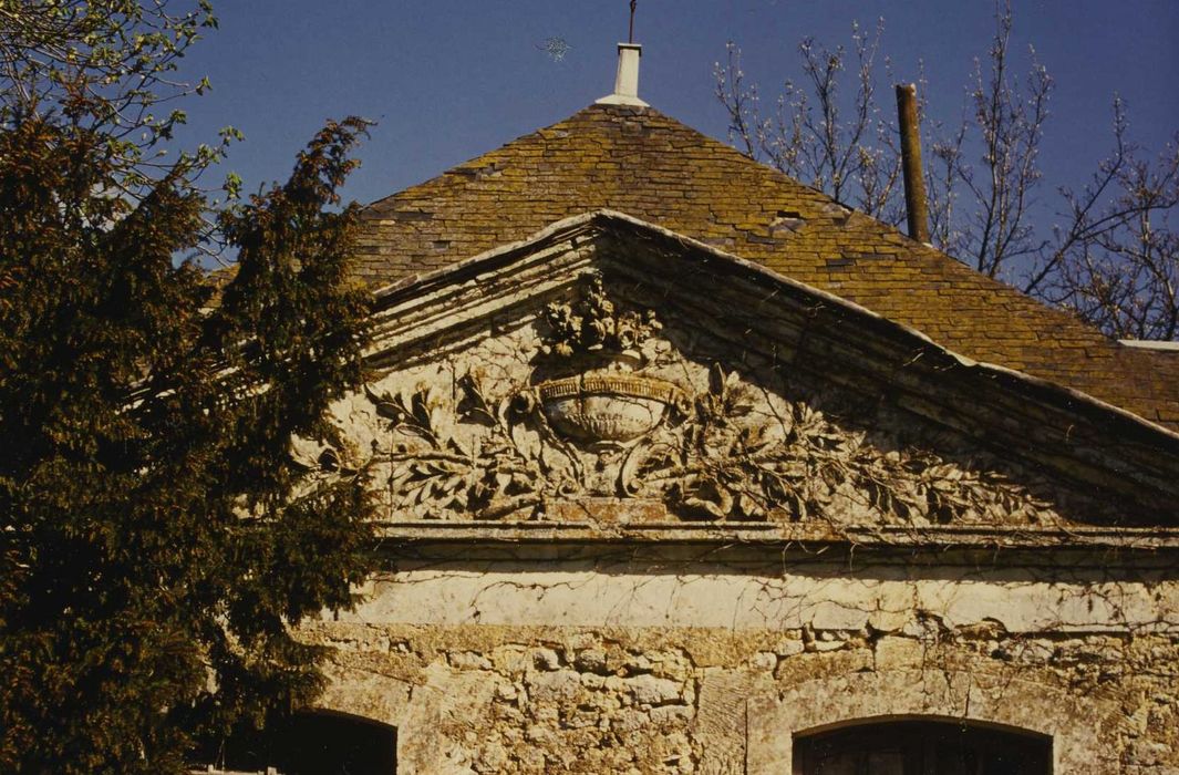 Château de la Brosse : Communs, aile nord, façade sud, détail du fronton