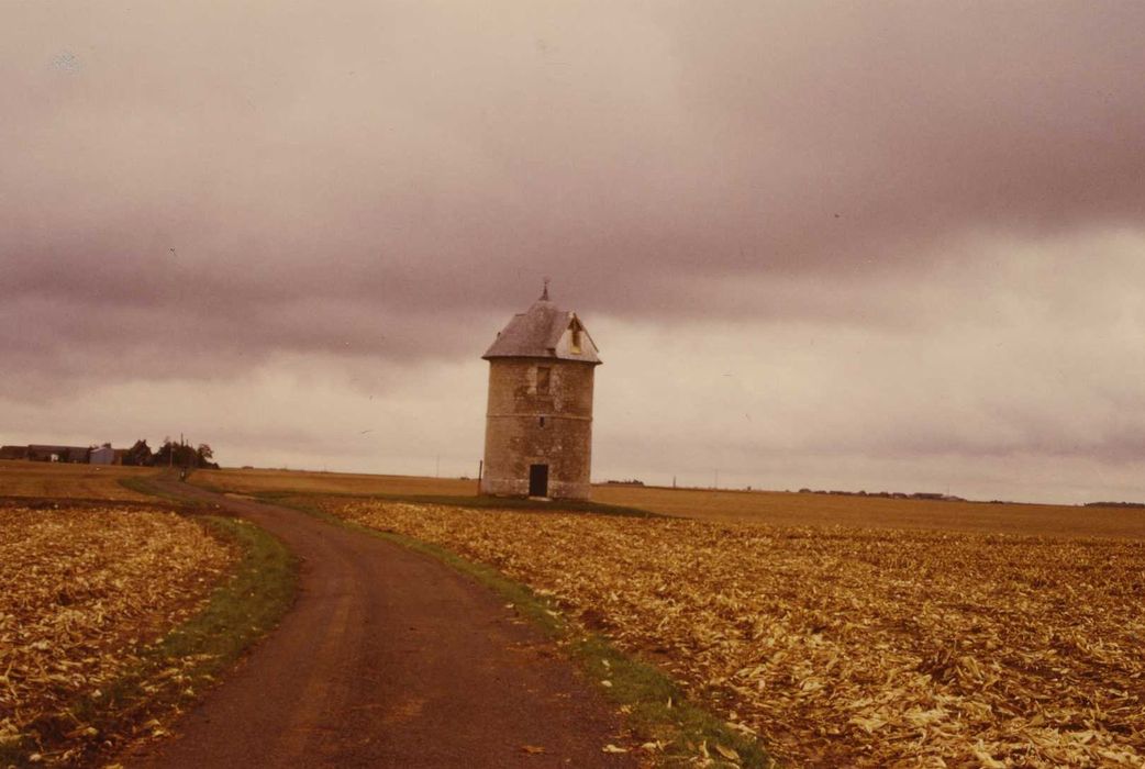 Moulin à vent de Frouville-Pensier : Vue générale du moulin dans son environnement