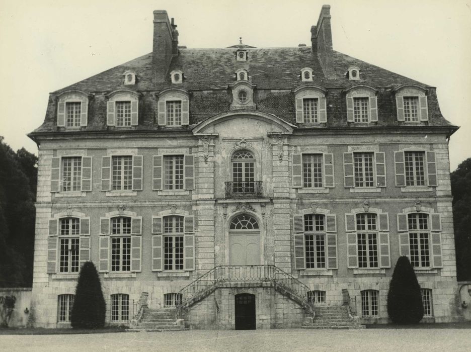 Château de Reverseaux : Façade sud, vue générale