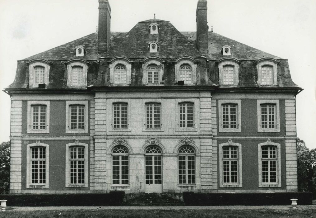 Château de Reverseaux : Façade nord, vue générale