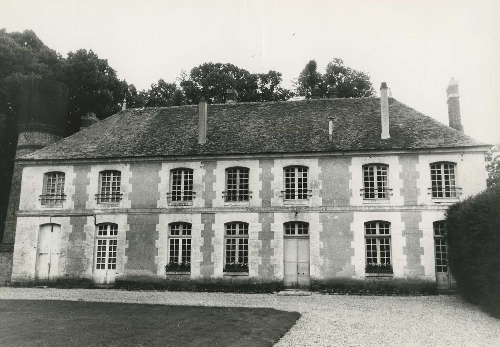 Château de Blanville : Communs, façade nord, vue générale