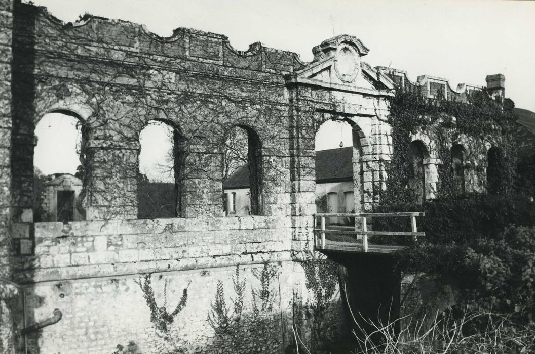 Restes de l'ancien château de Mémillon : Façade sud, vue partielle