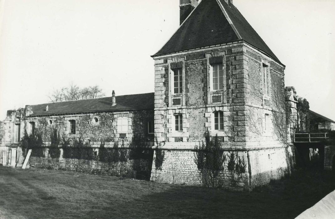 Restes de l'ancien château de Mémillon : Pavillon sud-ouest, vue générale