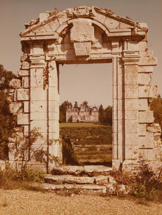 Restes de l'ancien château de Mémillon : Façade sud, détail de l’ancienne porte d’accès