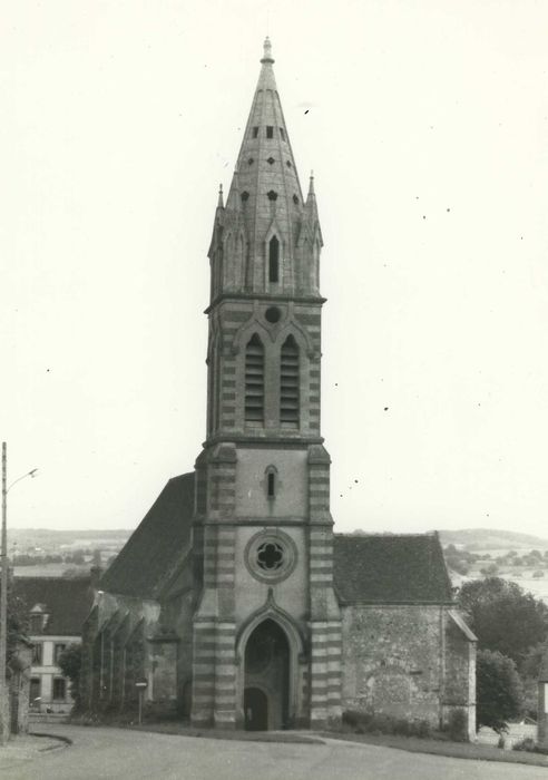 Eglise Saint-Victor : Façade occidentale, vue générale