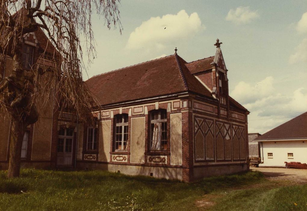 Ancienne école : Aile nord, façades sud-est, vue générale