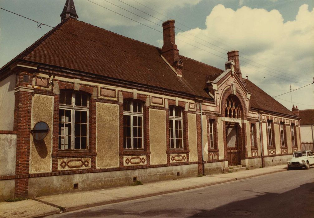 Ancienne école : Façade sud sur rue, vue générale