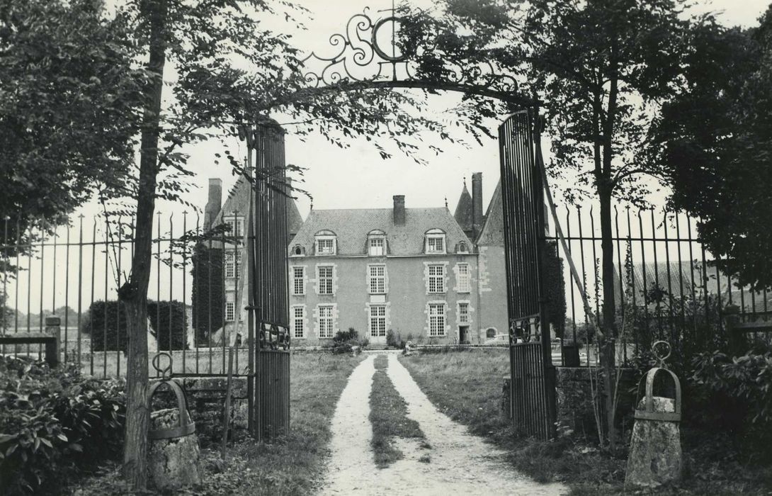 Château de Villepion : Grille d’accès est, vue générale