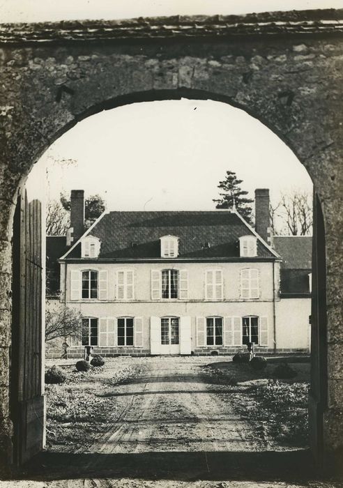 Château de Villeprévost : Façade est, vue générale