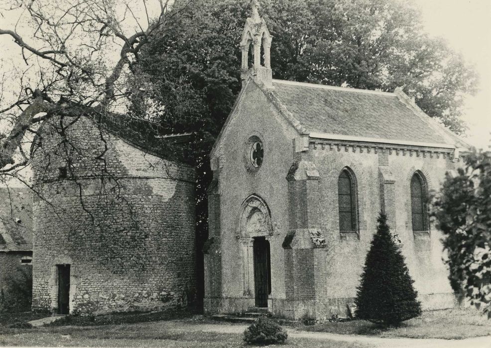 Château de Villeprévost : Chapelle, pigeonnier, vu egénérale