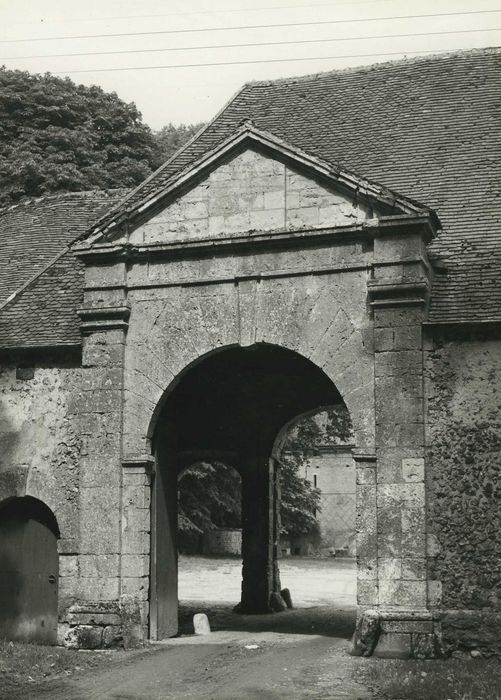 Château : Porche d’entrée à la cour de la ferme, vue générale