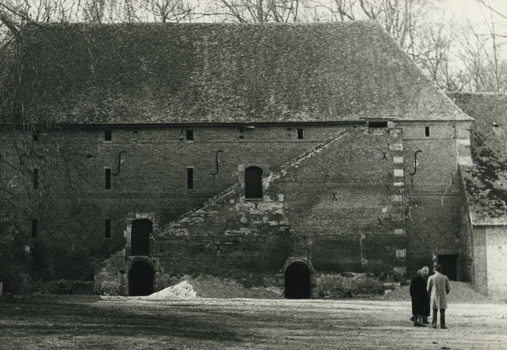 Château : Communs, façade nord-ouest, vue partielle