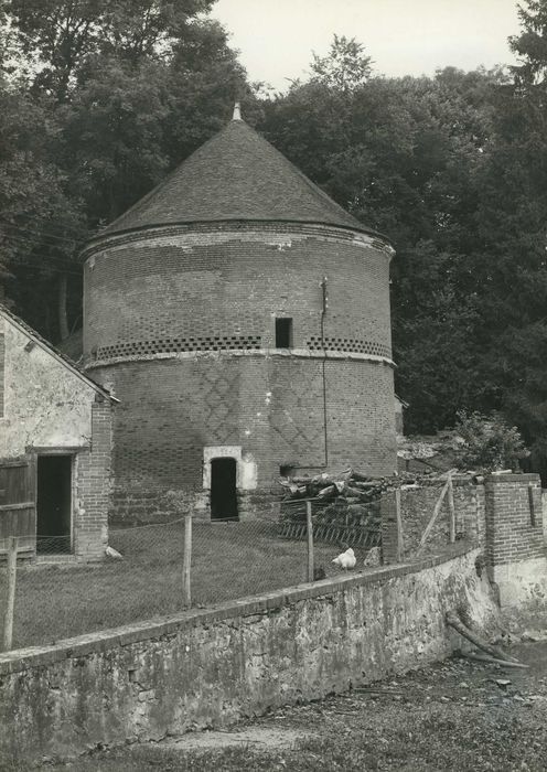 Château : Pigeonnier, vue générale