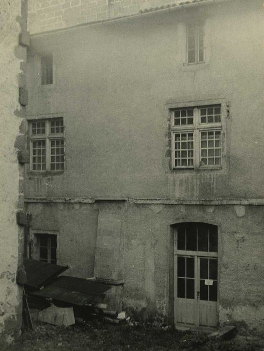 Ancien monastère des Augustines : Façade sur l’ancien cloître, vue partielle