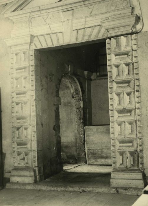 Ancien monastère des Augustines : Vue partielle d’un encadrement de porte monumentale