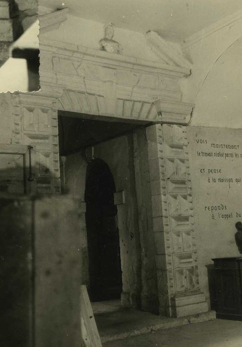 Ancien monastère des Augustines : Encadrement de la porte du vestibule menant à l’escalier d’honneur